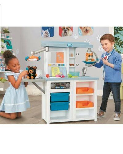 Veterinarian Playset with Over 15 Accessories N7330